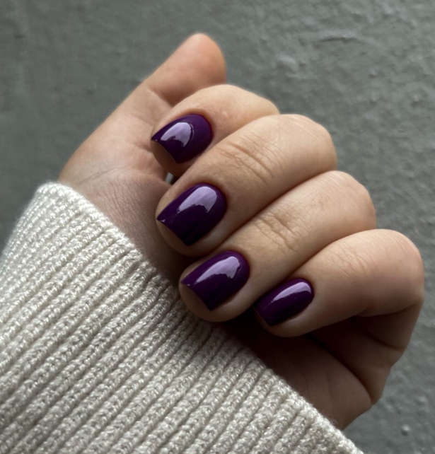 rankų nagai su violetiniu manikiūru